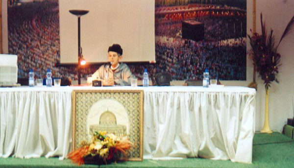 El Profesor Ben Azouz El Hakim impartiendo su conferencia "La diáspora andalusí y su influencia en Marruecos", en el Centro Cultural Islámico de Valencia, durante el Congreso Internacional y las Jornadas Culturales "Cultura del Azahar". Valencia, 9-16 abril de 2003.